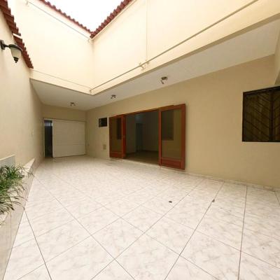 VENTA DE CASA EN CALLE LOS SAUCES, URB. SANTA VICTORIA
